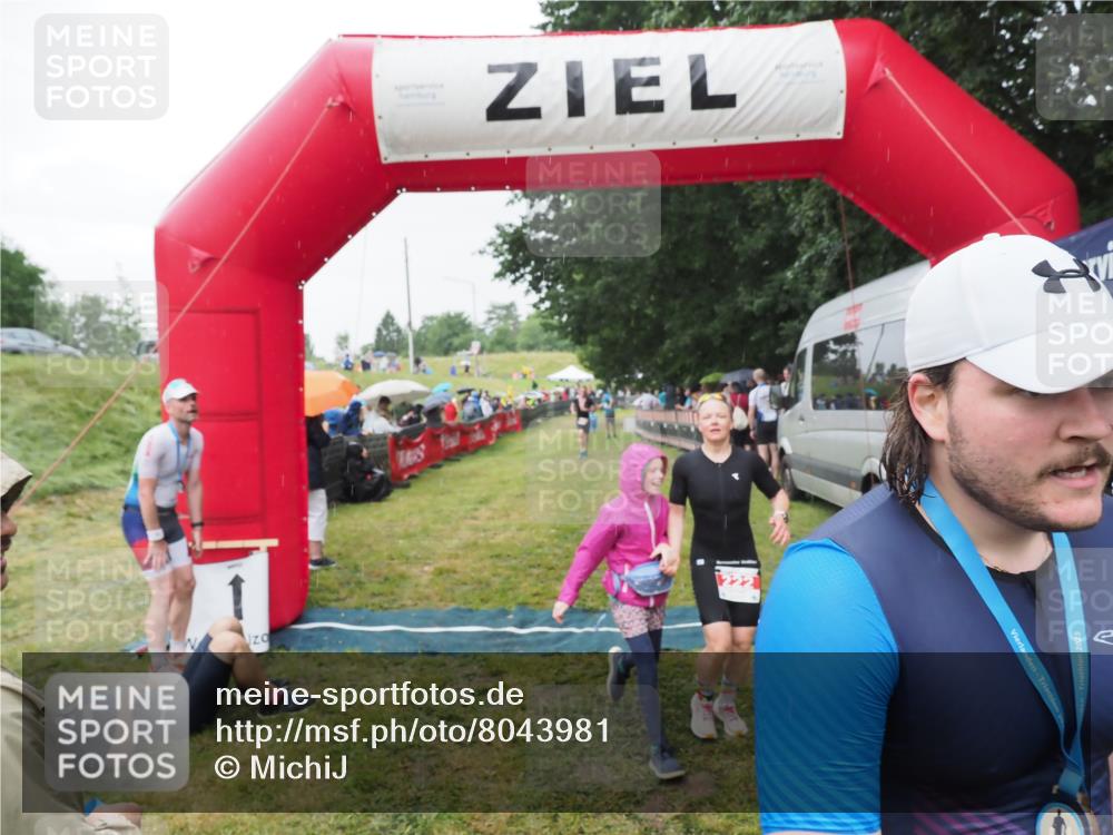 21.06.2025 - 27. Vierlanden-Triathlon MichiJ http://msf.ph/oto/8043981 15.06.2026 13:44:34 Ziel 222, 878 meine-sportfotos.de