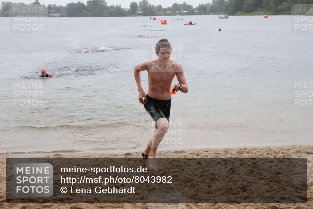 21.06.2025 - 27. Vierlanden-Triathlon Lena Gebhardt http://msf.ph/oto/8043982 15.06.2025 14:38:39 Schwimmen 1318, 1325 meine-sportfotos.de