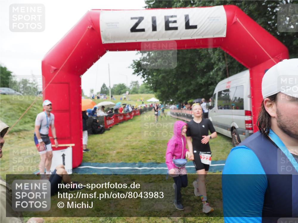 21.06.2025 - 27. Vierlanden-Triathlon MichiJ http://msf.ph/oto/8043983 15.06.2026 13:44:34 Ziel 222, 878 meine-sportfotos.de