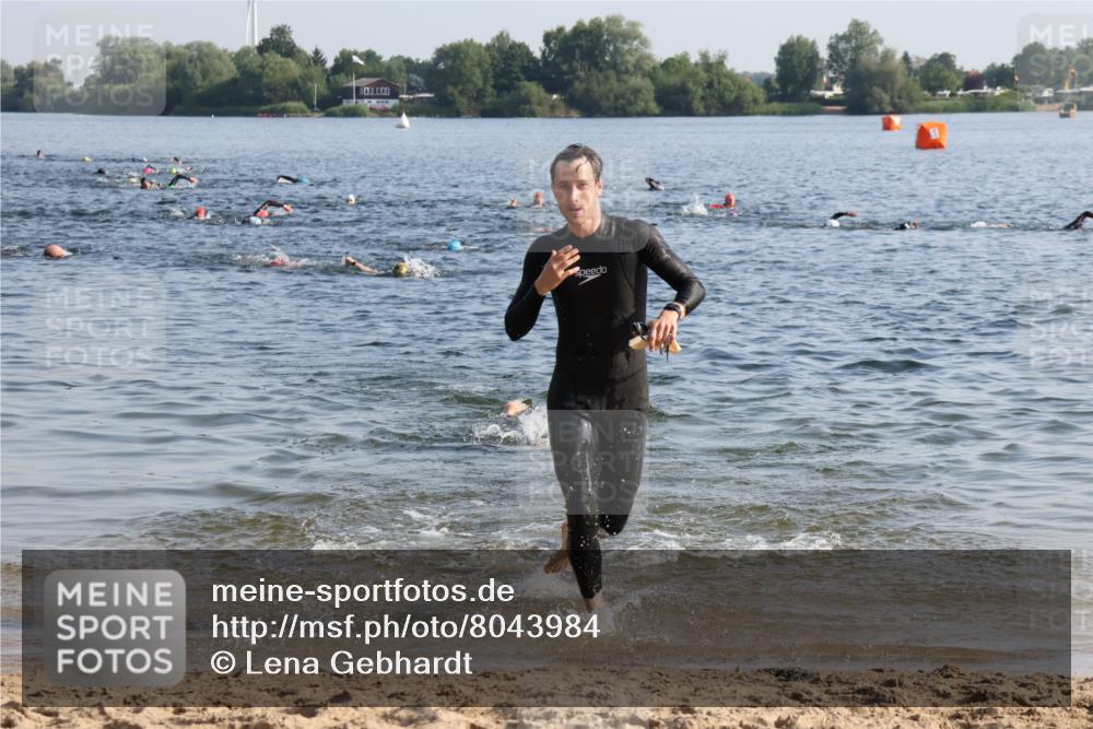15.06.2025 - 27. Vierlanden-Triathlon Lena Gebhardt http://msf.ph/oto/8043984 15.06.2025 08:34:21 Schwimmen 20 meine-sportfotos.de