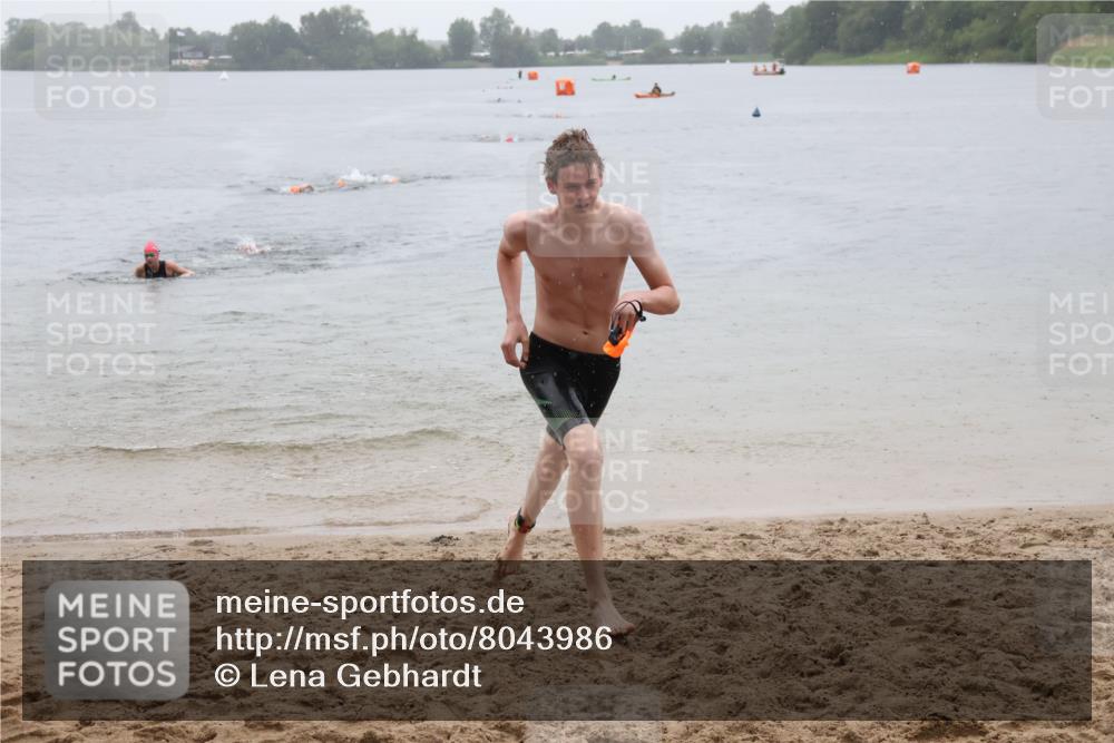 21.06.2025 - 27. Vierlanden-Triathlon Lena Gebhardt http://msf.ph/oto/8043986 15.06.2025 14:38:39 Schwimmen 1318, 1325 meine-sportfotos.de