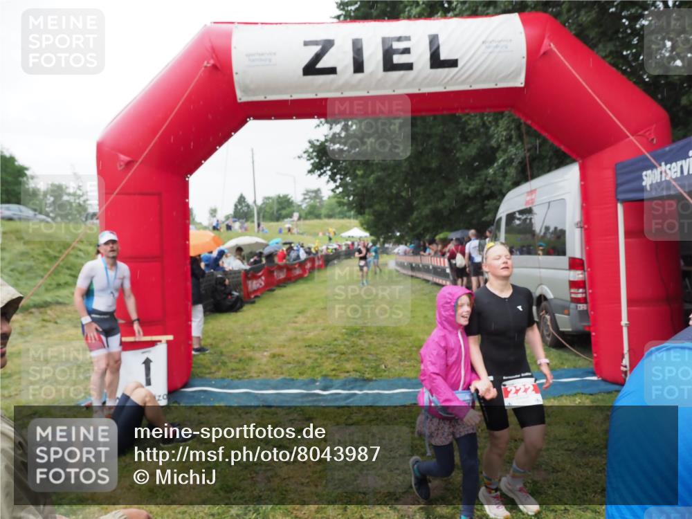 21.06.2025 - 27. Vierlanden-Triathlon MichiJ http://msf.ph/oto/8043987 15.06.2026 13:44:35 Ziel 222, 878 meine-sportfotos.de