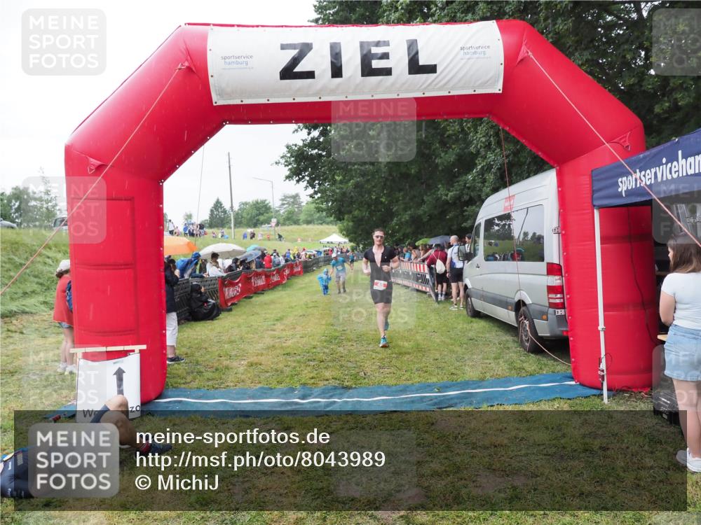 21.06.2025 - 27. Vierlanden-Triathlon MichiJ http://msf.ph/oto/8043989 15.06.2026 13:44:39 Ziel 45, 222 meine-sportfotos.de