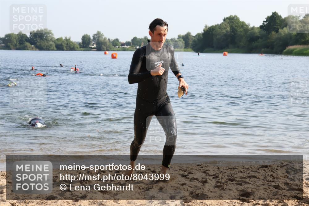 15.06.2025 - 27. Vierlanden-Triathlon Lena Gebhardt http://msf.ph/oto/8043999 15.06.2025 08:34:23 Schwimmen 20, 88 meine-sportfotos.de