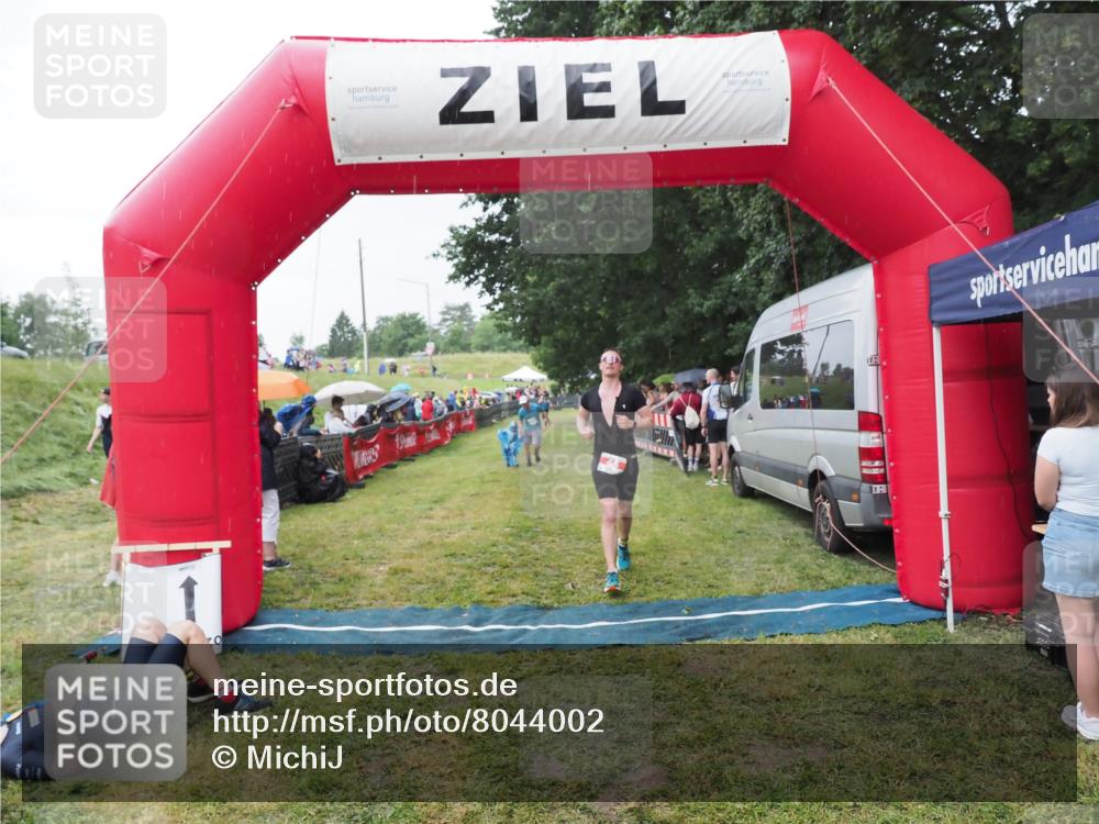 21.06.2025 - 27. Vierlanden-Triathlon MichiJ http://msf.ph/oto/8044002 15.06.2026 13:44:40 Ziel 45, 222 meine-sportfotos.de