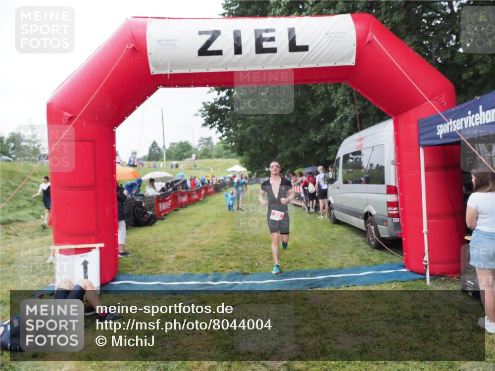 21.06.2025 - 27. Vierlanden-Triathlon MichiJ http://msf.ph/oto/8044004 15.06.2026 13:44:40 Ziel 45, 222 meine-sportfotos.de