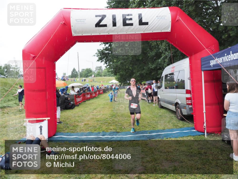 21.06.2025 - 27. Vierlanden-Triathlon MichiJ http://msf.ph/oto/8044006 15.06.2026 13:44:40 Ziel 45, 222 meine-sportfotos.de