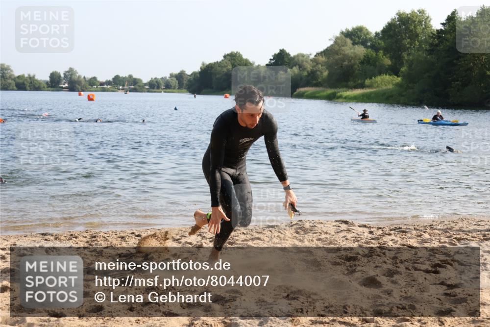 15.06.2025 - 27. Vierlanden-Triathlon Lena Gebhardt http://msf.ph/oto/8044007 15.06.2025 08:34:24 Schwimmen 20, 88 meine-sportfotos.de