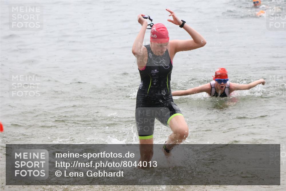 21.06.2025 - 27. Vierlanden-Triathlon Lena Gebhardt http://msf.ph/oto/8044013 15.06.2025 14:38:47 Schwimmen 1318, 1325, 1340 meine-sportfotos.de
