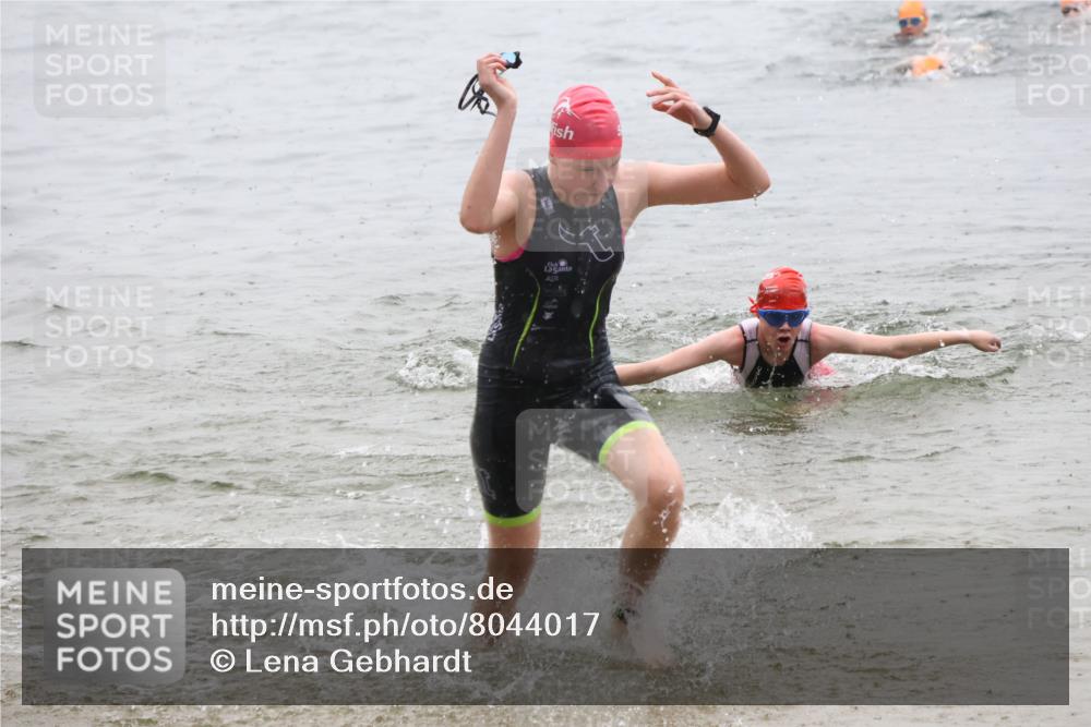 21.06.2025 - 27. Vierlanden-Triathlon Lena Gebhardt http://msf.ph/oto/8044017 15.06.2025 14:38:47 Schwimmen 1318, 1325, 1340 meine-sportfotos.de