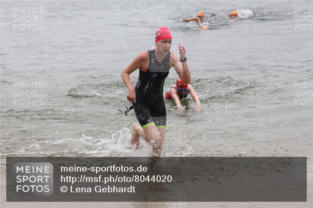 21.06.2025 - 27. Vierlanden-Triathlon Lena Gebhardt http://msf.ph/oto/8044020 15.06.2025 14:38:48 Schwimmen 1318, 1325, 1340 meine-sportfotos.de