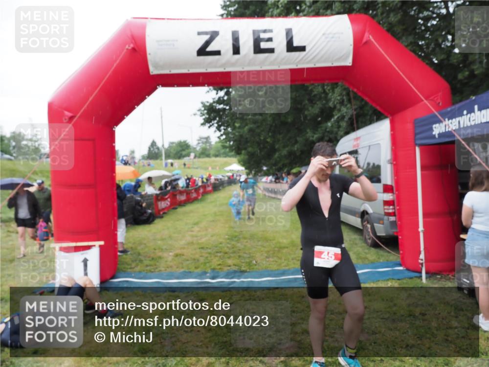 21.06.2025 - 27. Vierlanden-Triathlon MichiJ http://msf.ph/oto/8044023 15.06.2026 13:44:42 Ziel 45, 960 meine-sportfotos.de