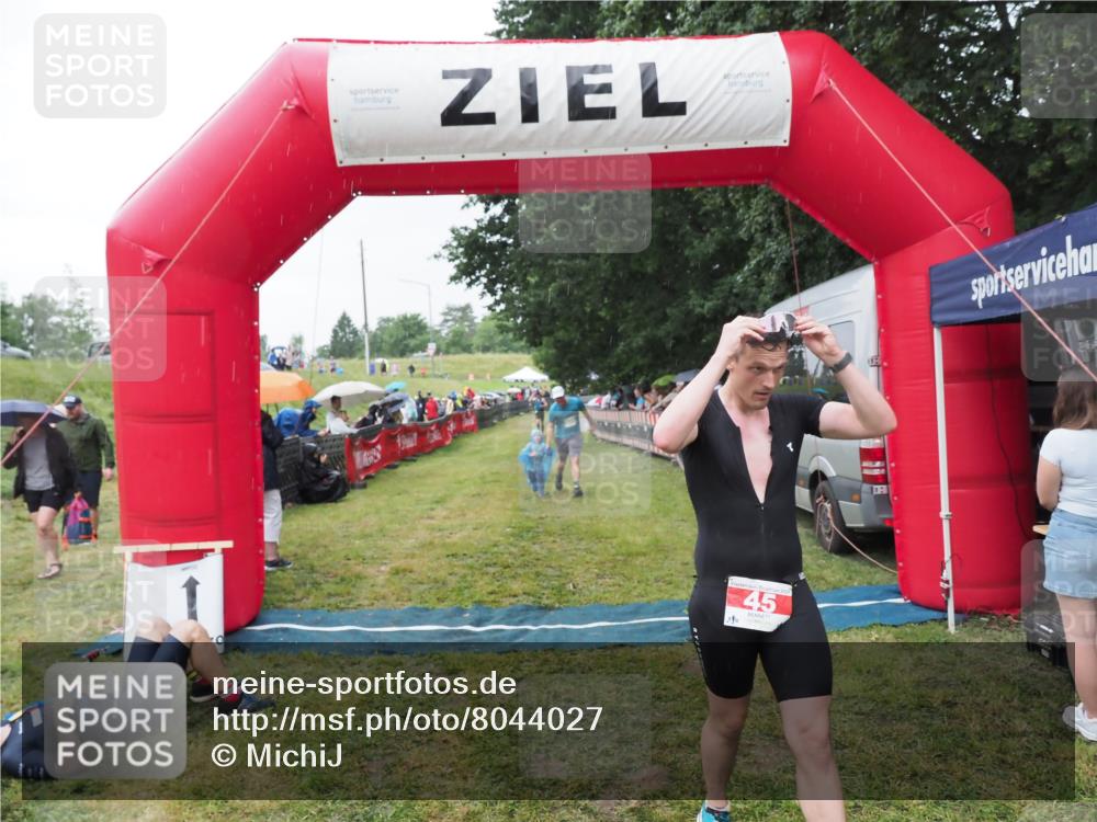 21.06.2025 - 27. Vierlanden-Triathlon MichiJ http://msf.ph/oto/8044027 15.06.2026 13:44:42 Ziel 45, 960 meine-sportfotos.de