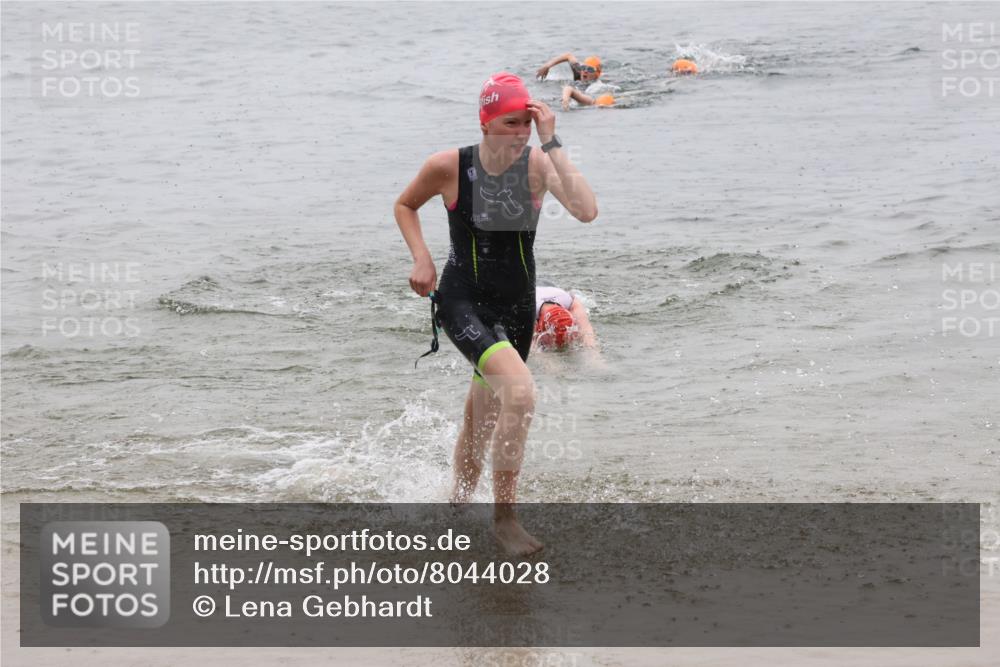 21.06.2025 - 27. Vierlanden-Triathlon Lena Gebhardt http://msf.ph/oto/8044028 15.06.2025 14:38:48 Schwimmen 1318, 1325, 1340 meine-sportfotos.de