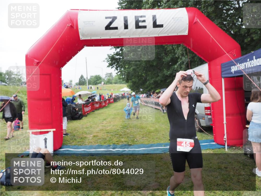 21.06.2025 - 27. Vierlanden-Triathlon MichiJ http://msf.ph/oto/8044029 15.06.2026 13:44:42 Ziel 45, 960 meine-sportfotos.de