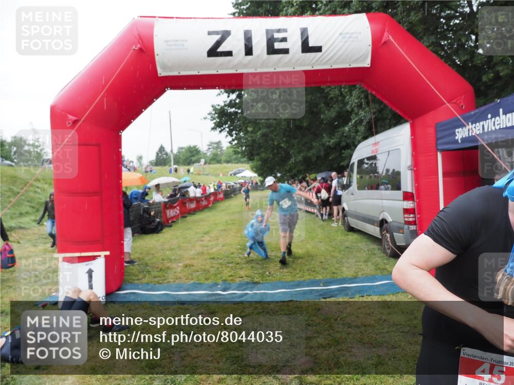 21.06.2025 - 27. Vierlanden-Triathlon MichiJ http://msf.ph/oto/8044035 15.06.2026 13:44:44 Ziel 45, 960 meine-sportfotos.de