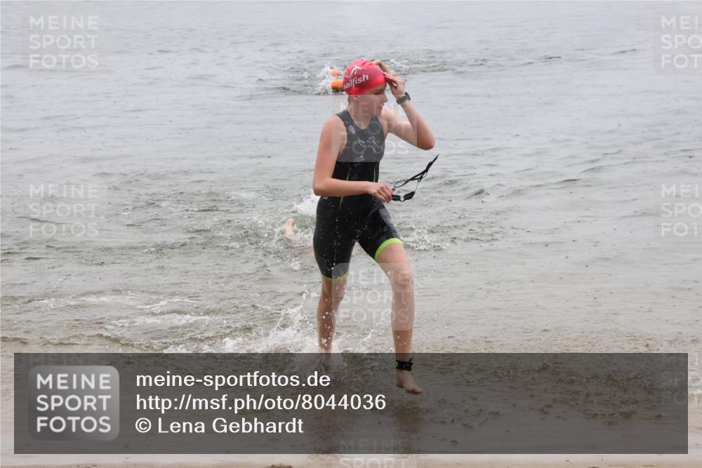 21.06.2025 - 27. Vierlanden-Triathlon Lena Gebhardt http://msf.ph/oto/8044036 15.06.2025 14:38:48 Schwimmen 1318, 1325, 1340 meine-sportfotos.de