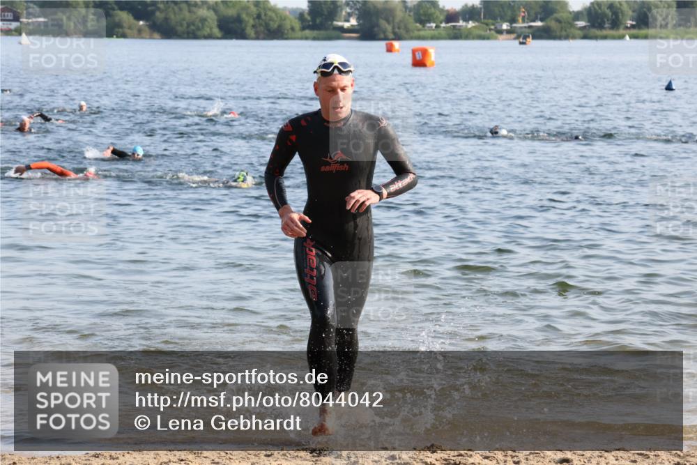 15.06.2025 - 27. Vierlanden-Triathlon Lena Gebhardt http://msf.ph/oto/8044042 15.06.2025 08:34:29 Schwimmen 20, 88 meine-sportfotos.de