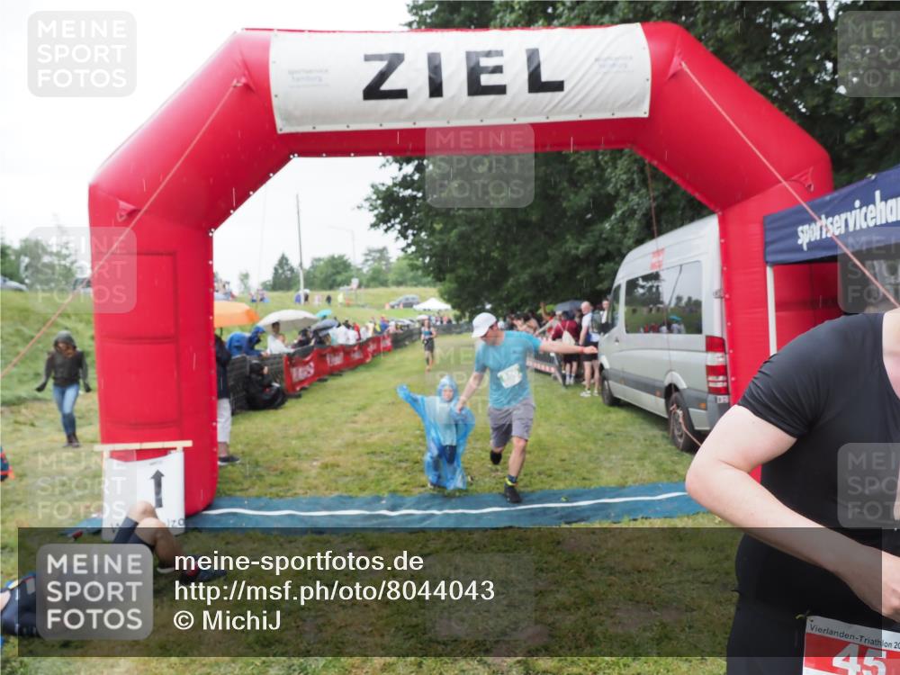 21.06.2025 - 27. Vierlanden-Triathlon MichiJ http://msf.ph/oto/8044043 15.06.2026 13:44:44 Ziel 45, 960 meine-sportfotos.de
