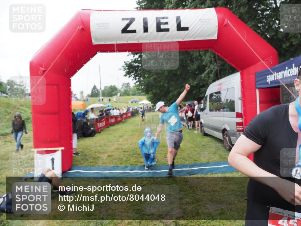 21.06.2025 - 27. Vierlanden-Triathlon MichiJ http://msf.ph/oto/8044048 15.06.2026 13:44:45 Ziel 45, 960 meine-sportfotos.de