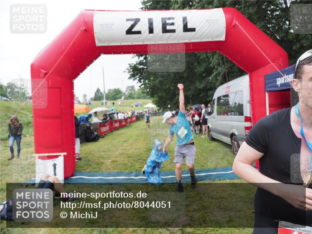 21.06.2025 - 27. Vierlanden-Triathlon MichiJ http://msf.ph/oto/8044051 15.06.2026 13:44:45 Ziel 45, 960 meine-sportfotos.de