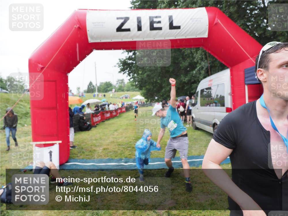 21.06.2025 - 27. Vierlanden-Triathlon MichiJ http://msf.ph/oto/8044056 15.06.2026 13:44:45 Ziel 45, 960 meine-sportfotos.de