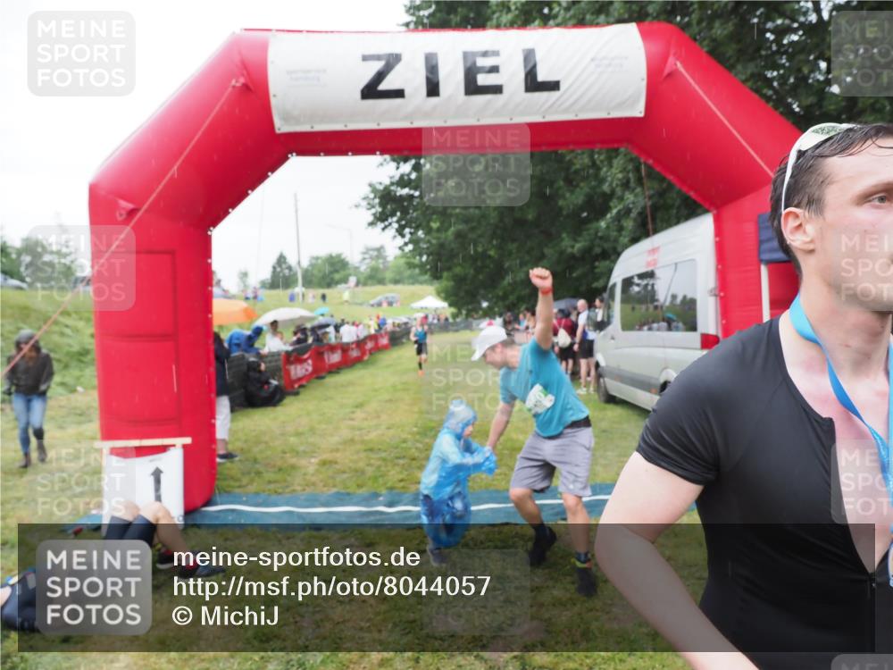 21.06.2025 - 27. Vierlanden-Triathlon MichiJ http://msf.ph/oto/8044057 15.06.2026 13:44:45 Ziel 45, 960 meine-sportfotos.de