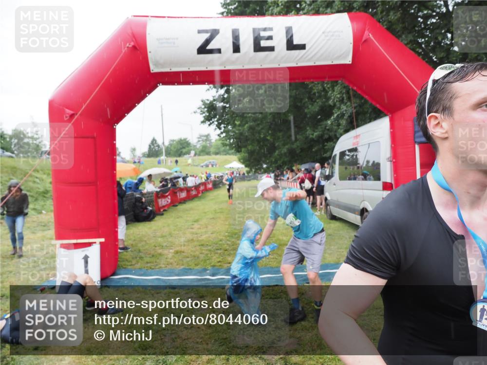 21.06.2025 - 27. Vierlanden-Triathlon MichiJ http://msf.ph/oto/8044060 15.06.2026 13:44:45 Ziel 45, 960 meine-sportfotos.de