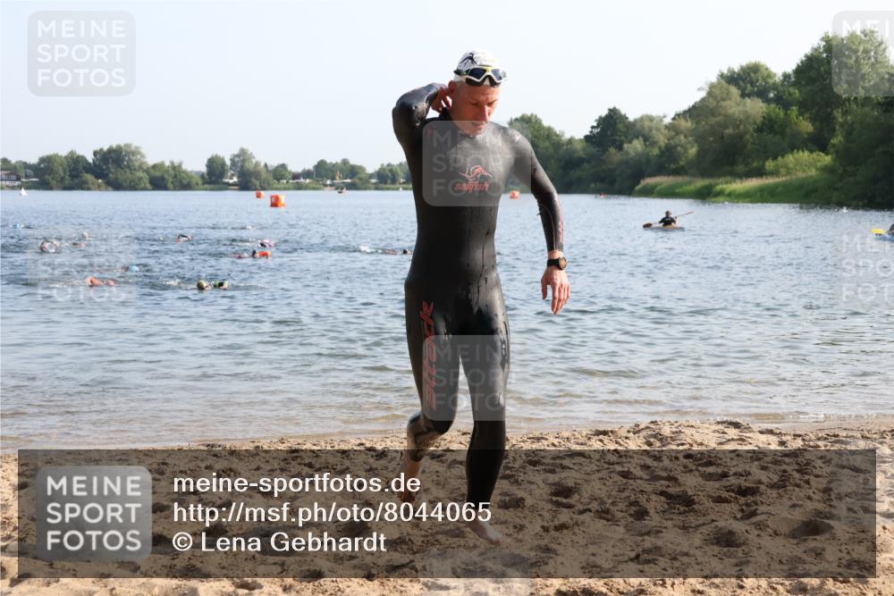 15.06.2025 - 27. Vierlanden-Triathlon Lena Gebhardt http://msf.ph/oto/8044065 15.06.2025 08:34:32 Schwimmen 20, 46, 88 meine-sportfotos.de