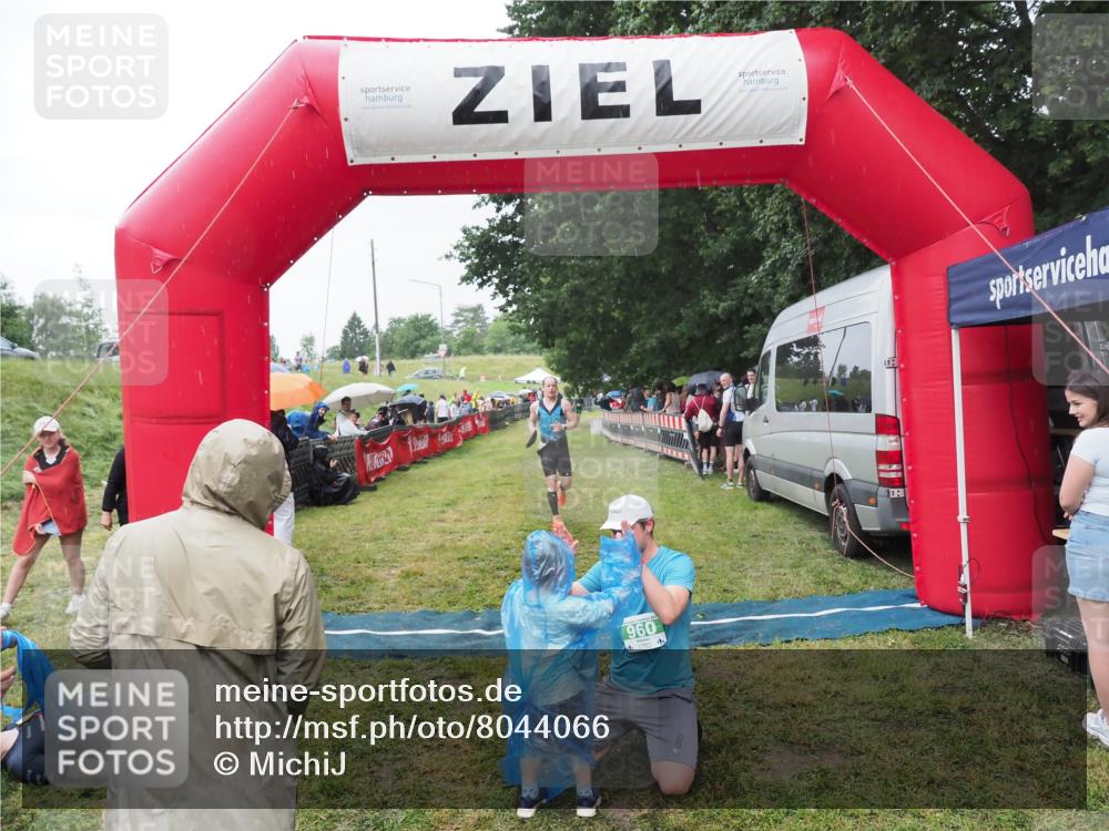 21.06.2025 - 27. Vierlanden-Triathlon MichiJ http://msf.ph/oto/8044066 15.06.2026 13:44:48 Ziel 960, 1141 meine-sportfotos.de