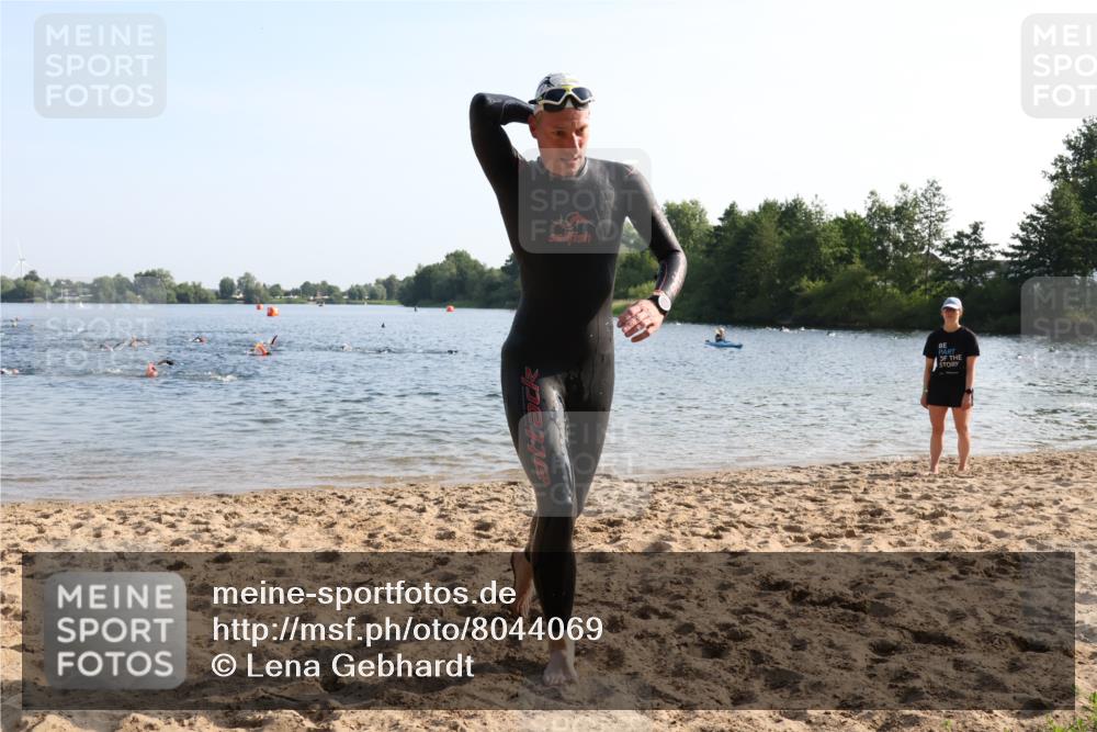 15.06.2025 - 27. Vierlanden-Triathlon Lena Gebhardt http://msf.ph/oto/8044069 15.06.2025 08:34:33 Schwimmen 20, 46, 88 meine-sportfotos.de
