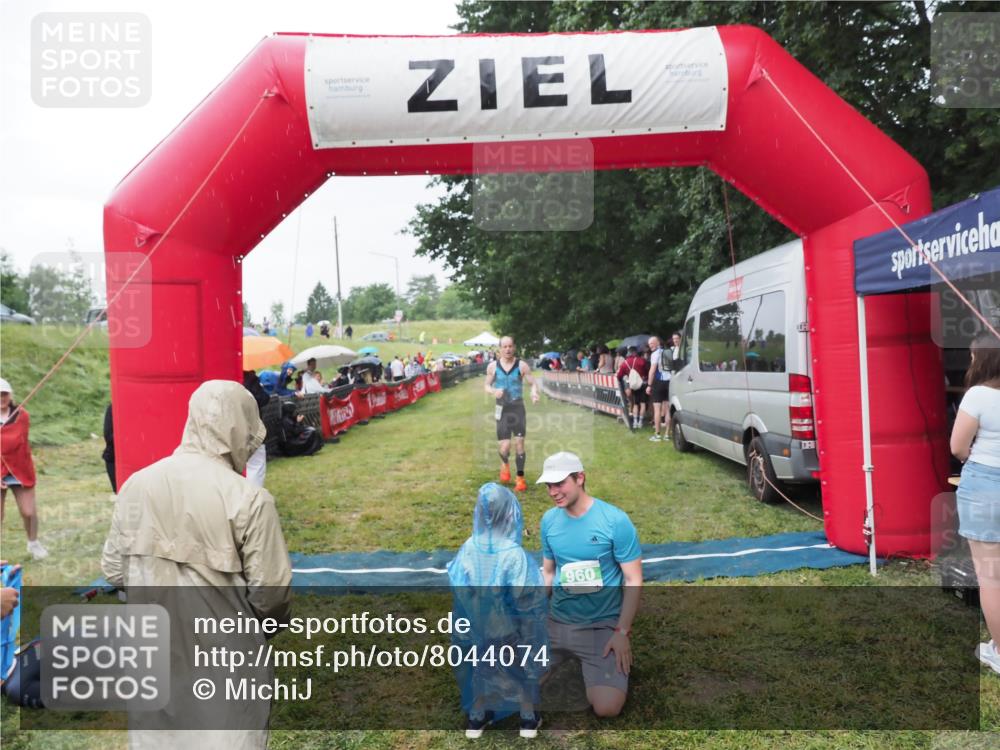 21.06.2025 - 27. Vierlanden-Triathlon MichiJ http://msf.ph/oto/8044074 15.06.2026 13:44:49 Ziel 960, 1141 meine-sportfotos.de