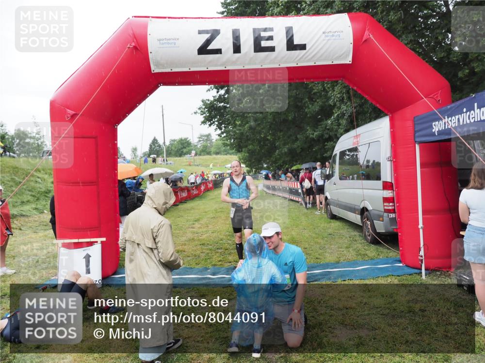 21.06.2025 - 27. Vierlanden-Triathlon MichiJ http://msf.ph/oto/8044091 15.06.2026 13:44:50 Ziel 960, 1141 meine-sportfotos.de