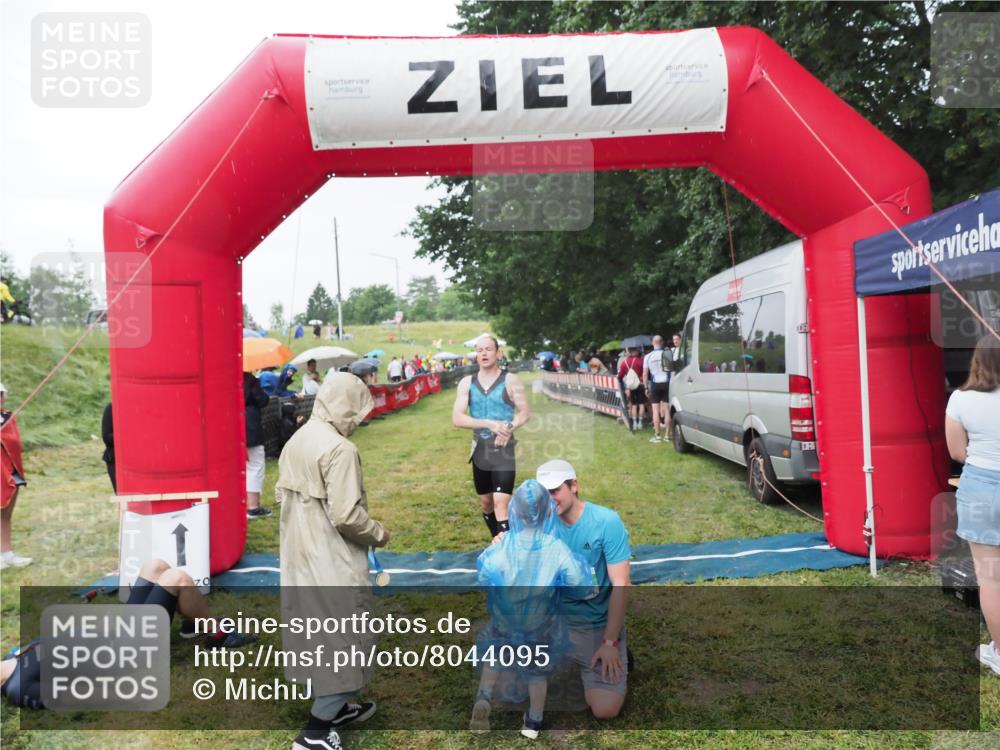 21.06.2025 - 27. Vierlanden-Triathlon MichiJ http://msf.ph/oto/8044095 15.06.2026 13:44:51 Ziel 960, 1141 meine-sportfotos.de