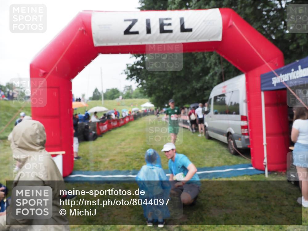 21.06.2025 - 27. Vierlanden-Triathlon MichiJ http://msf.ph/oto/8044097 15.06.2026 13:44:59 Ziel 82 meine-sportfotos.de