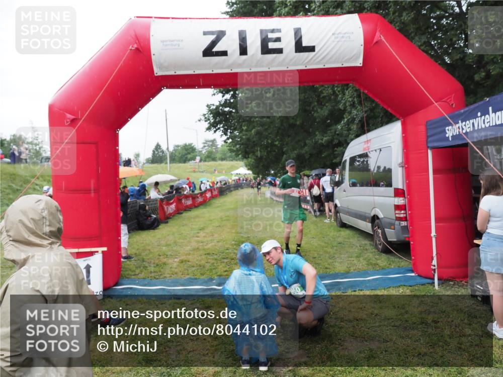 21.06.2025 - 27. Vierlanden-Triathlon MichiJ http://msf.ph/oto/8044102 15.06.2026 13:44:59 Ziel 82 meine-sportfotos.de