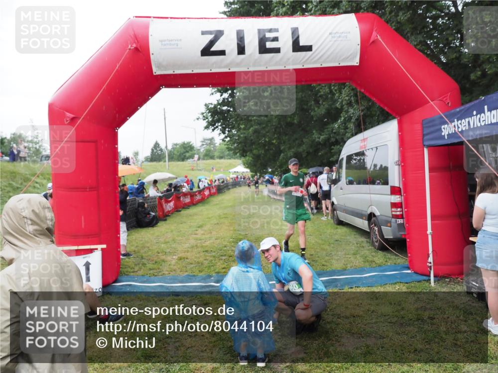 21.06.2025 - 27. Vierlanden-Triathlon MichiJ http://msf.ph/oto/8044104 15.06.2026 13:45:00 Ziel 82 meine-sportfotos.de