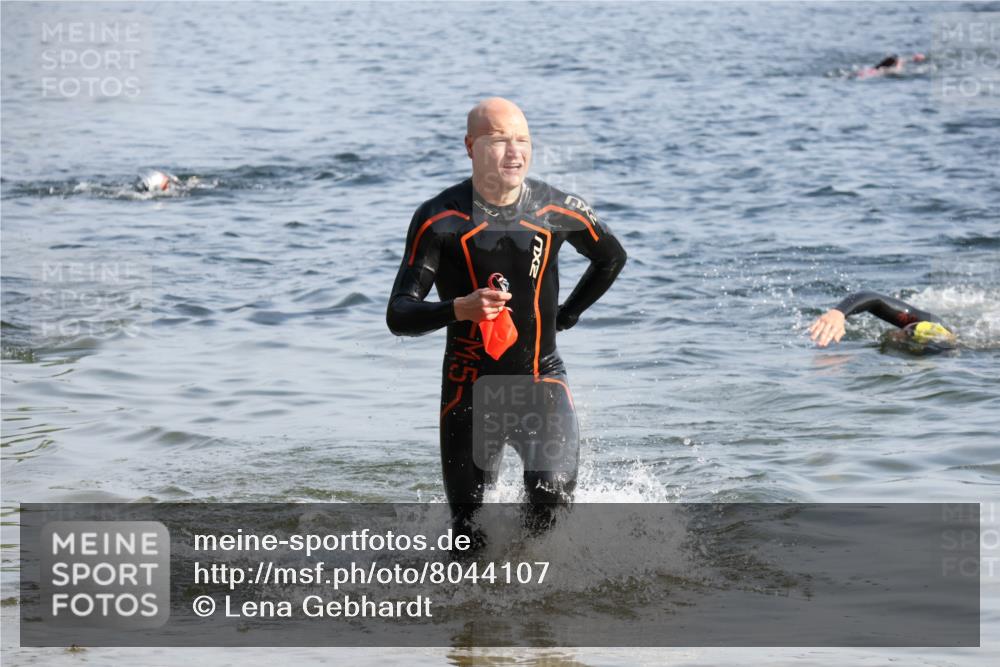15.06.2025 - 27. Vierlanden-Triathlon Lena Gebhardt http://msf.ph/oto/8044107 15.06.2025 08:34:45 Schwimmen 46, 124, 149 meine-sportfotos.de