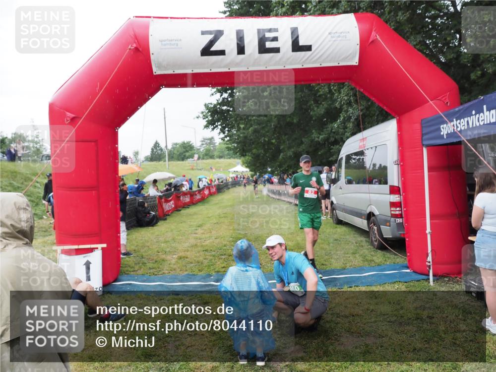 21.06.2025 - 27. Vierlanden-Triathlon MichiJ http://msf.ph/oto/8044110 15.06.2026 13:45:00 Ziel 82 meine-sportfotos.de