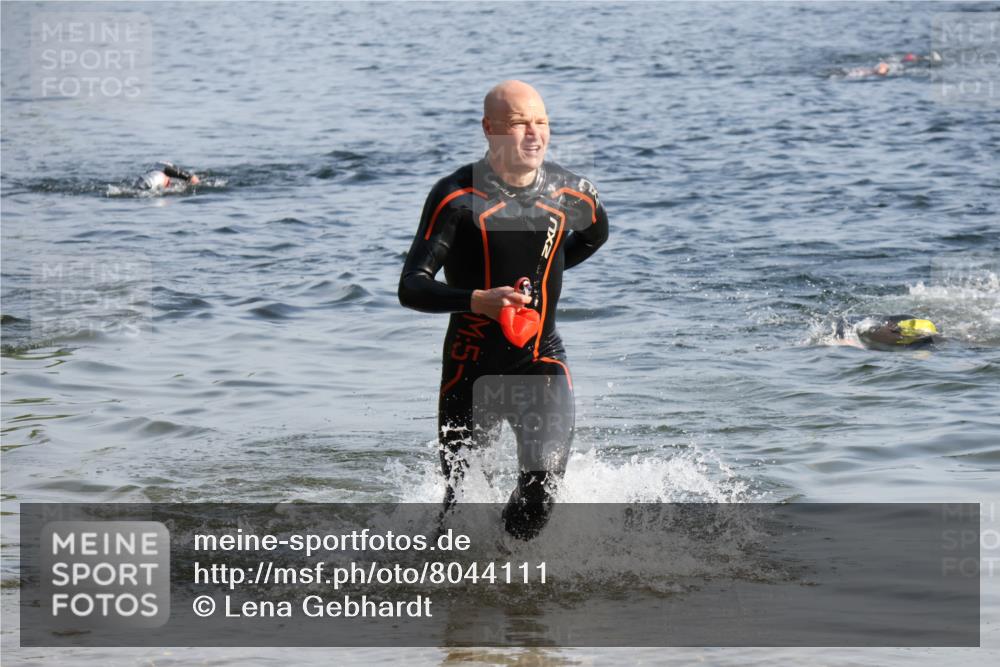15.06.2025 - 27. Vierlanden-Triathlon Lena Gebhardt http://msf.ph/oto/8044111 15.06.2025 08:34:45 Schwimmen 46, 124, 149 meine-sportfotos.de