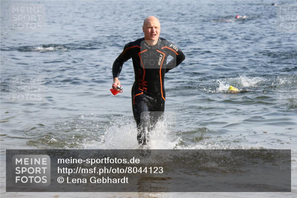 15.06.2025 - 27. Vierlanden-Triathlon Lena Gebhardt http://msf.ph/oto/8044123 15.06.2025 08:34:46 Schwimmen 46, 124, 149, 186 meine-sportfotos.de