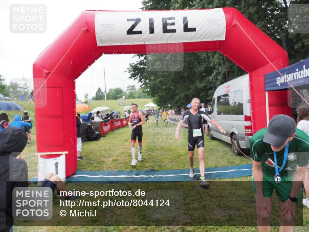 21.06.2025 - 27. Vierlanden-Triathlon MichiJ http://msf.ph/oto/8044124 15.06.2026 13:45:08 Ziel 811, 881, 956, 1114 meine-sportfotos.de