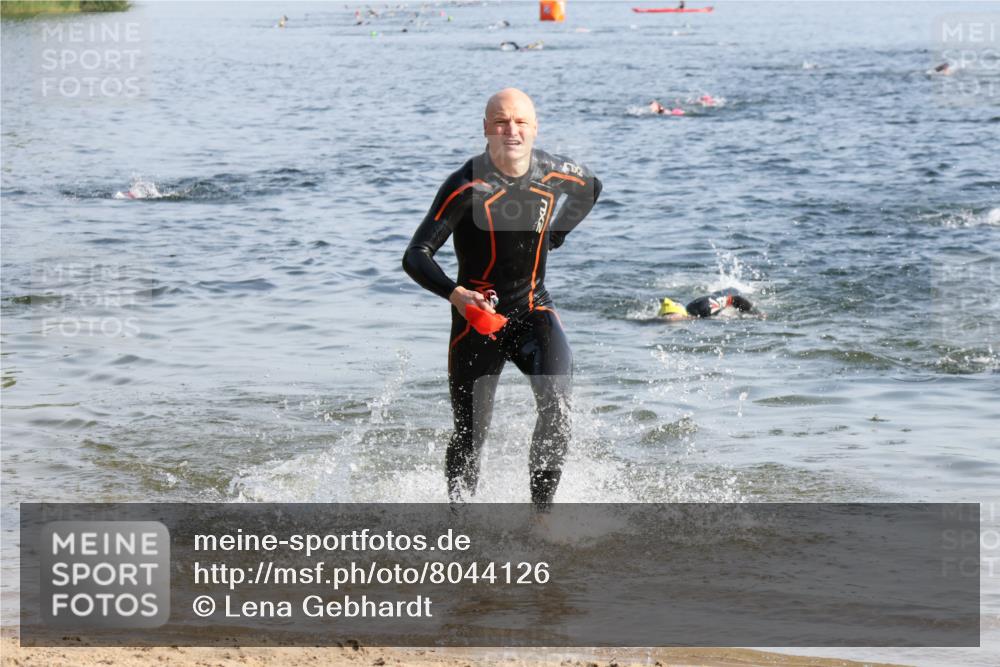 15.06.2025 - 27. Vierlanden-Triathlon Lena Gebhardt http://msf.ph/oto/8044126 15.06.2025 08:34:46 Schwimmen 46, 124, 149, 186 meine-sportfotos.de