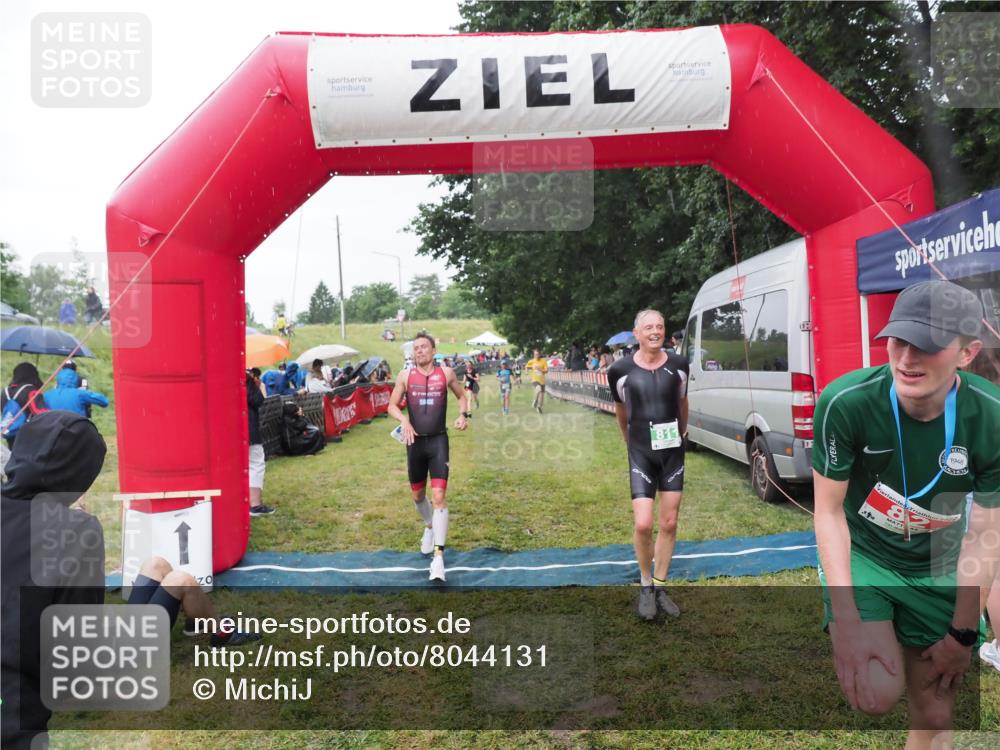 21.06.2025 - 27. Vierlanden-Triathlon MichiJ http://msf.ph/oto/8044131 15.06.2026 13:45:09 Ziel 811, 881, 956, 1114 meine-sportfotos.de