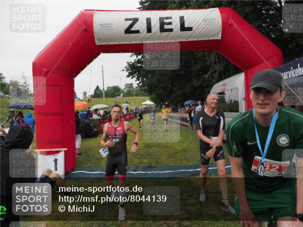 21.06.2025 - 27. Vierlanden-Triathlon MichiJ http://msf.ph/oto/8044139 15.06.2026 13:45:09 Ziel 811, 881, 956, 1114 meine-sportfotos.de