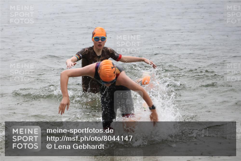21.06.2025 - 27. Vierlanden-Triathlon Lena Gebhardt http://msf.ph/oto/8044147 15.06.2025 14:39:05 Schwimmen 1335, 1345, 1349 meine-sportfotos.de