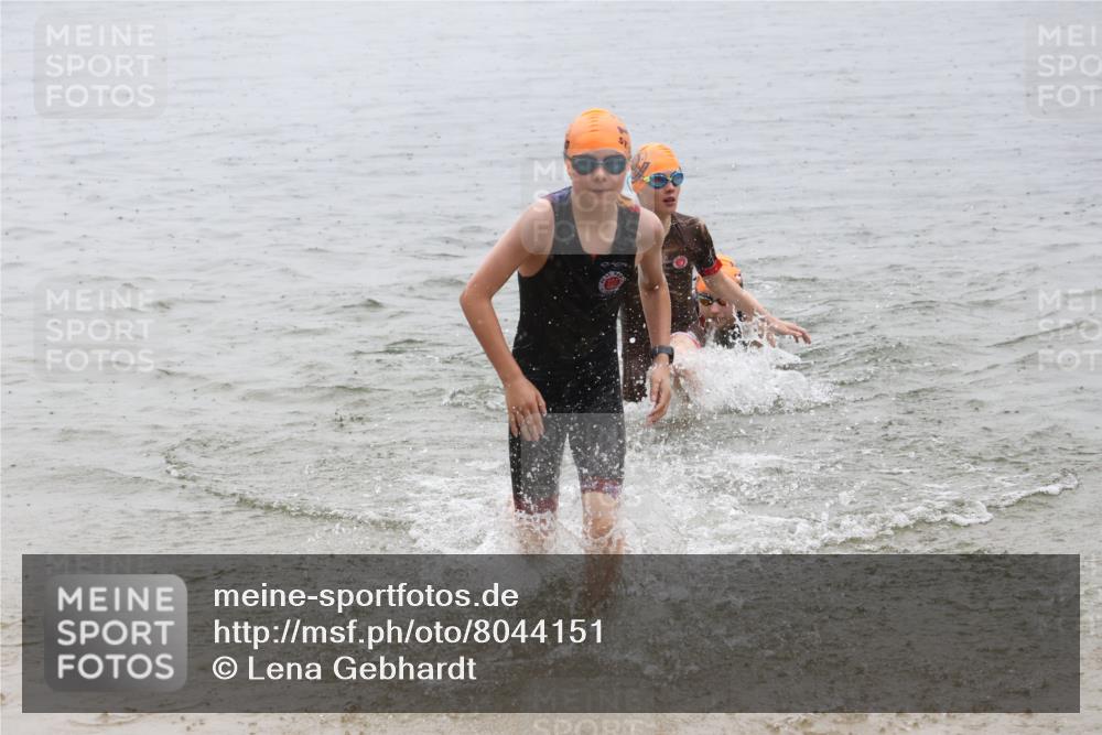 21.06.2025 - 27. Vierlanden-Triathlon Lena Gebhardt http://msf.ph/oto/8044151 15.06.2025 14:39:06 Schwimmen 1335, 1345, 1349 meine-sportfotos.de