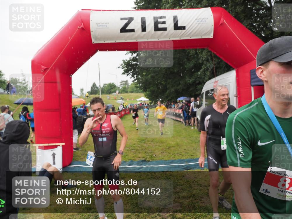 21.06.2025 - 27. Vierlanden-Triathlon MichiJ http://msf.ph/oto/8044152 15.06.2026 13:45:10 Ziel 811, 881, 930, 956, 1114 meine-sportfotos.de