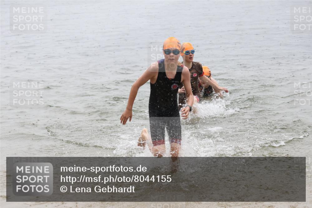 21.06.2025 - 27. Vierlanden-Triathlon Lena Gebhardt http://msf.ph/oto/8044155 15.06.2025 14:39:06 Schwimmen 1335, 1345, 1349 meine-sportfotos.de