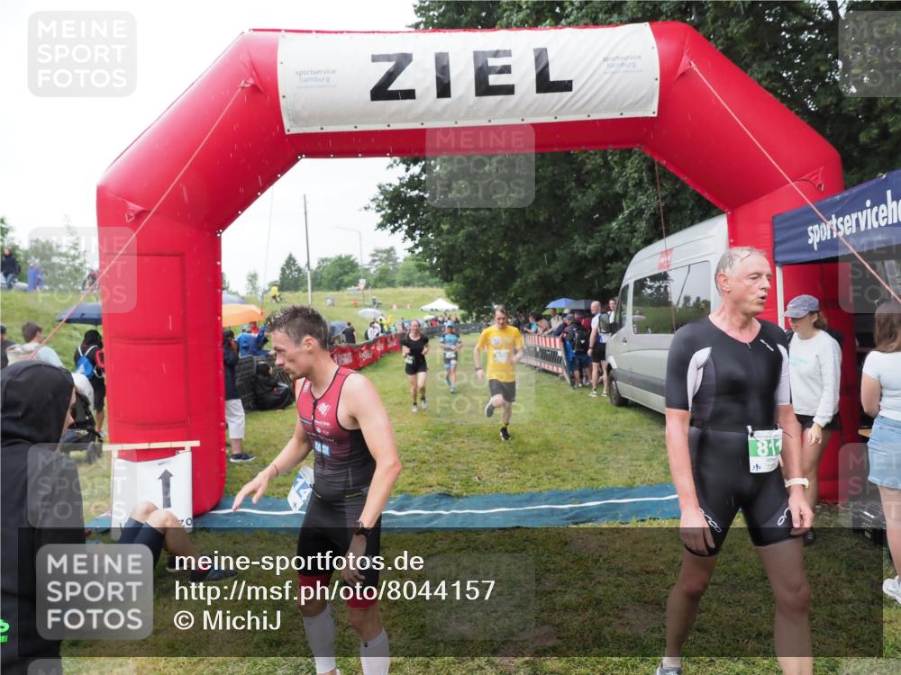 21.06.2025 - 27. Vierlanden-Triathlon MichiJ http://msf.ph/oto/8044157 15.06.2026 13:45:11 Ziel 811, 881, 930, 956, 1114 meine-sportfotos.de